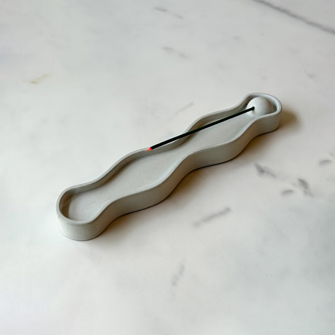 Incense holder with curves